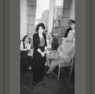 Е.Аксельрод читает стихи. Слева направо: С.Черняк, Е.Аксельрод, Ю.Кушак, И.Егиков, И.Воронцова, Ю.Вронский. Москва,1999 год