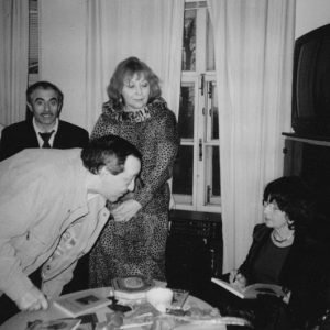 Е.Аксельрод подписывает книгу «Стена в пустыне» Александру Даниэлю. Творческий вечер в Еврейском Культурном Центре. Москва, 2001 год